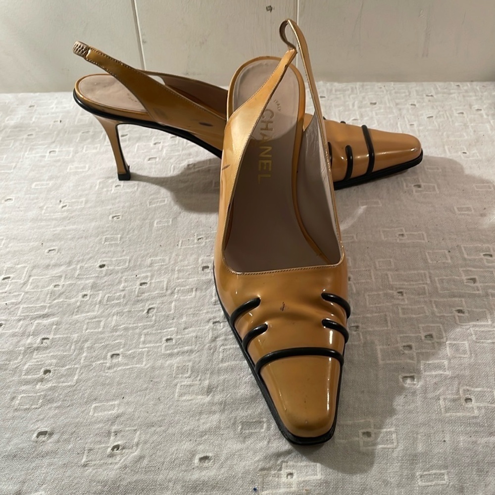 Chanel Semi Point Mustard Black Detail Slingback Shoe - Picture 1 of 16